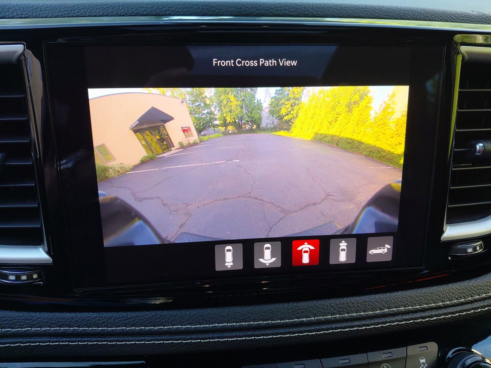 Used 2021 Chrysler Pacifica Touring-L w/ Uconnect Theater Family Group AWD/4WD image 12