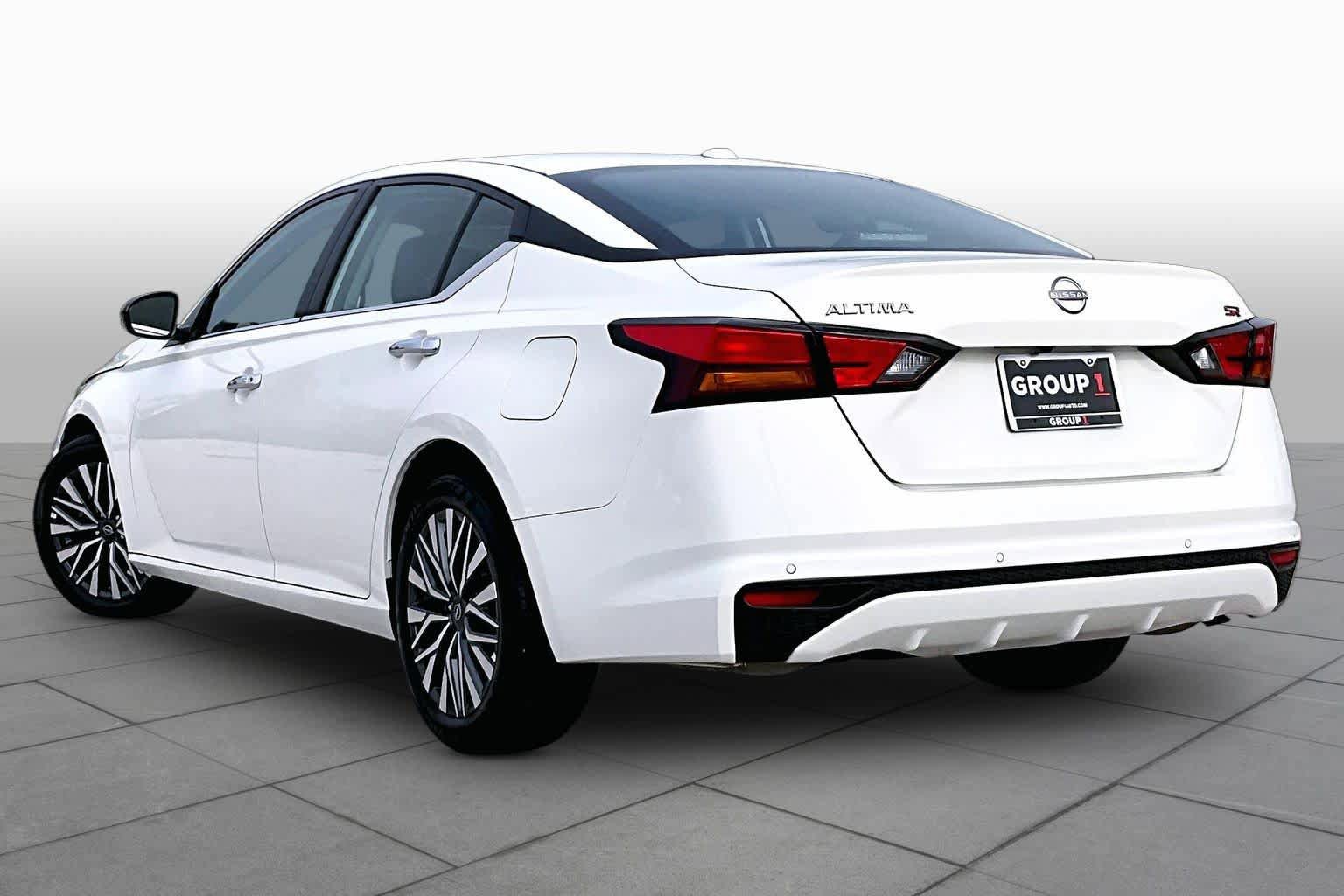 Used 2025 Nissan Altima 2.5 SV FWD image 12