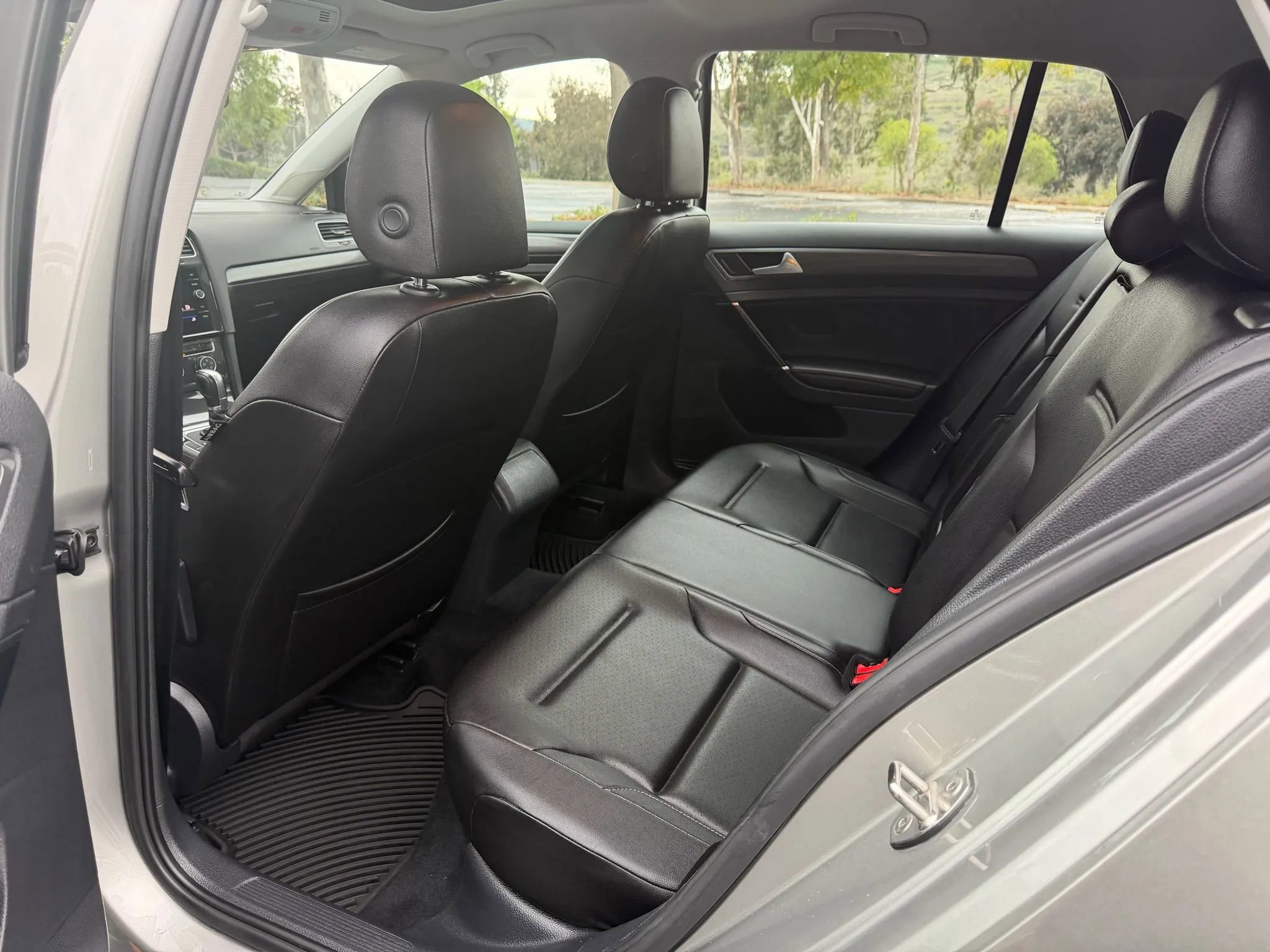 Used 2018 Volkswagen Golf SE image 14