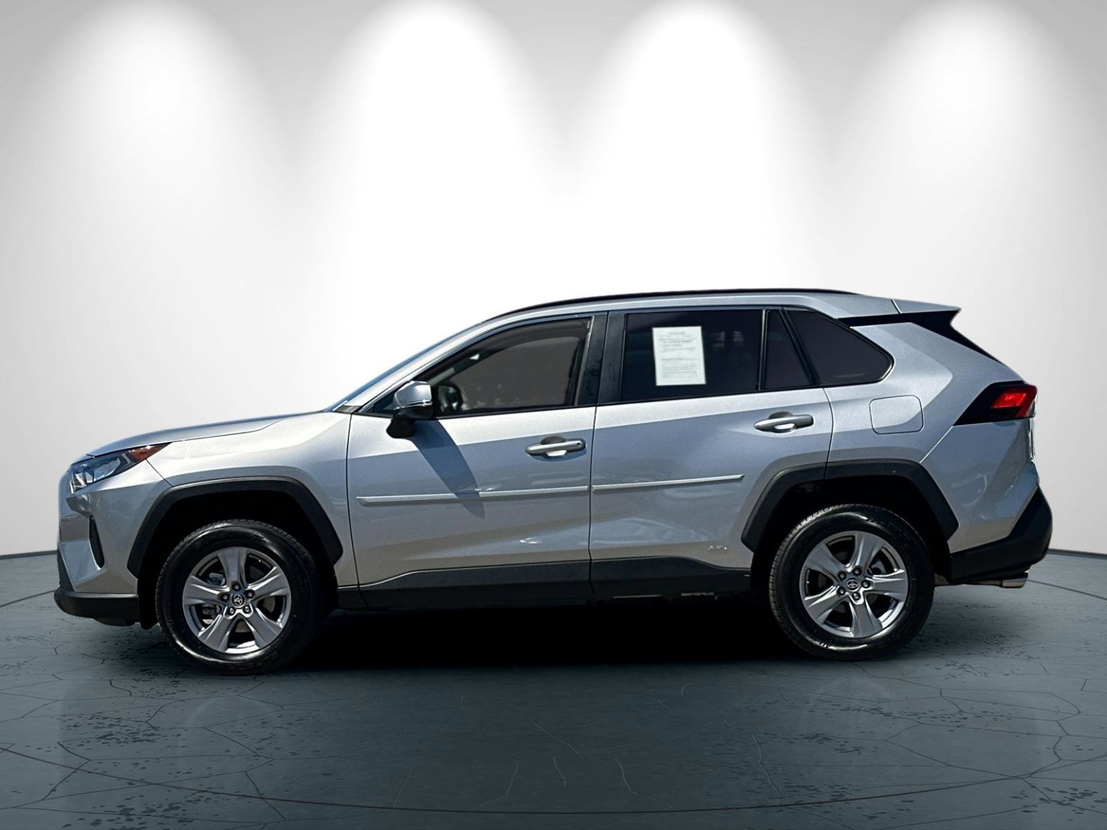 Used 2022 Toyota RAV4 LE image 7