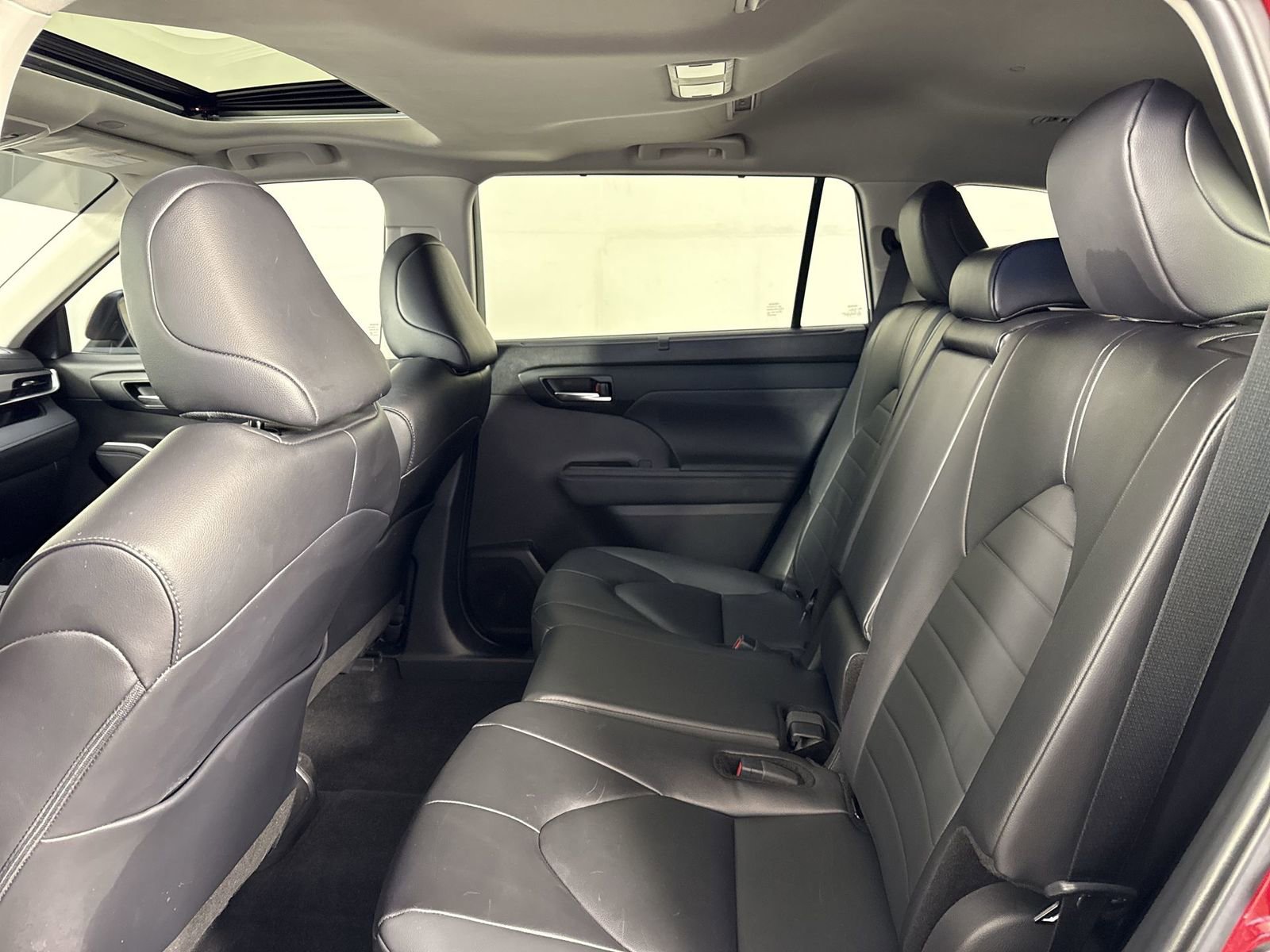 Used 2024 Toyota Highlander XLE AWD/4WD image 23