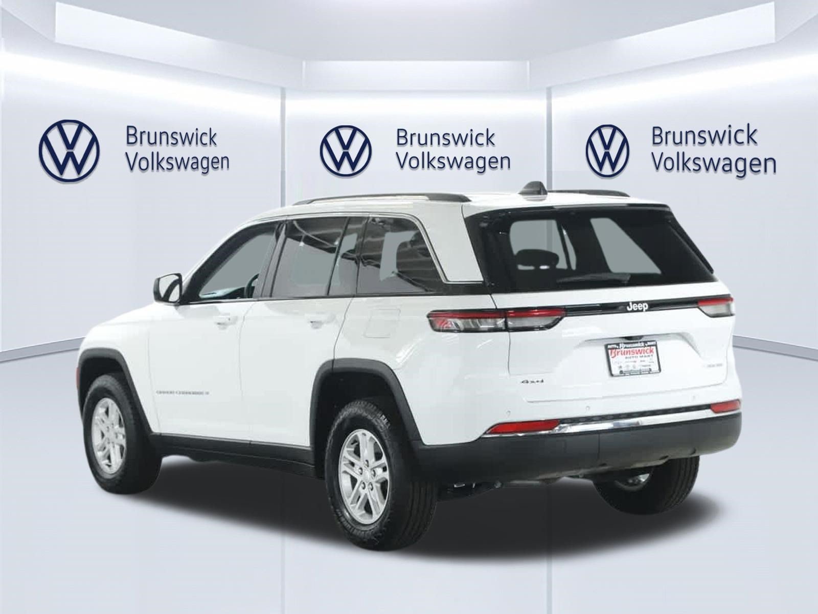 Used 2023 Jeep Grand Cherokee Laredo AWD/4WD image 41
