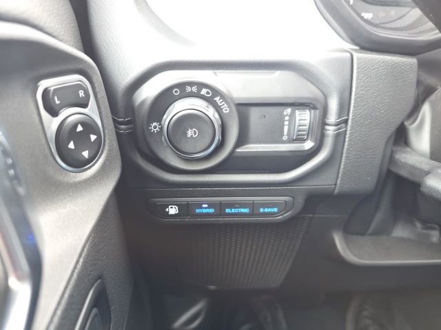 Used 2025 Jeep Wrangler Unlimited Sahara w/ Safety Group image 21