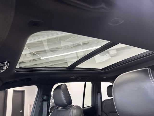 Used 2023 Jeep Grand Cherokee Overland AWD/4WD image 2
