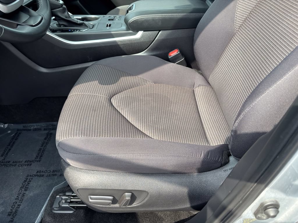 Used 2025 Toyota Highlander LE FWD image 20