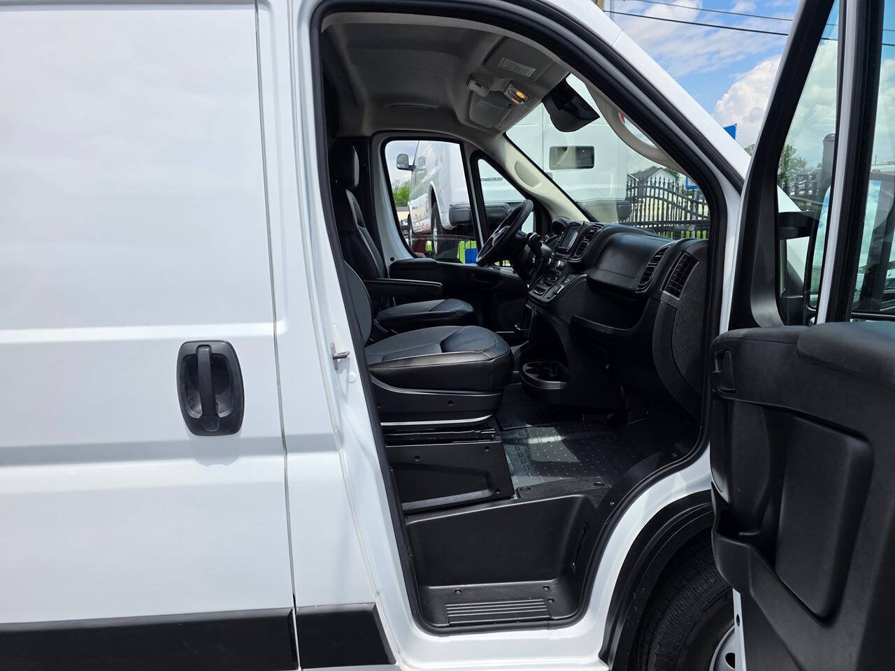 Used 2024 RAM ProMaster 2500 w/ Convenience Group FWD image 14