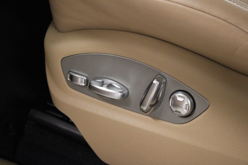 Certified 2025 Porsche Macan AWD/4WD image 21