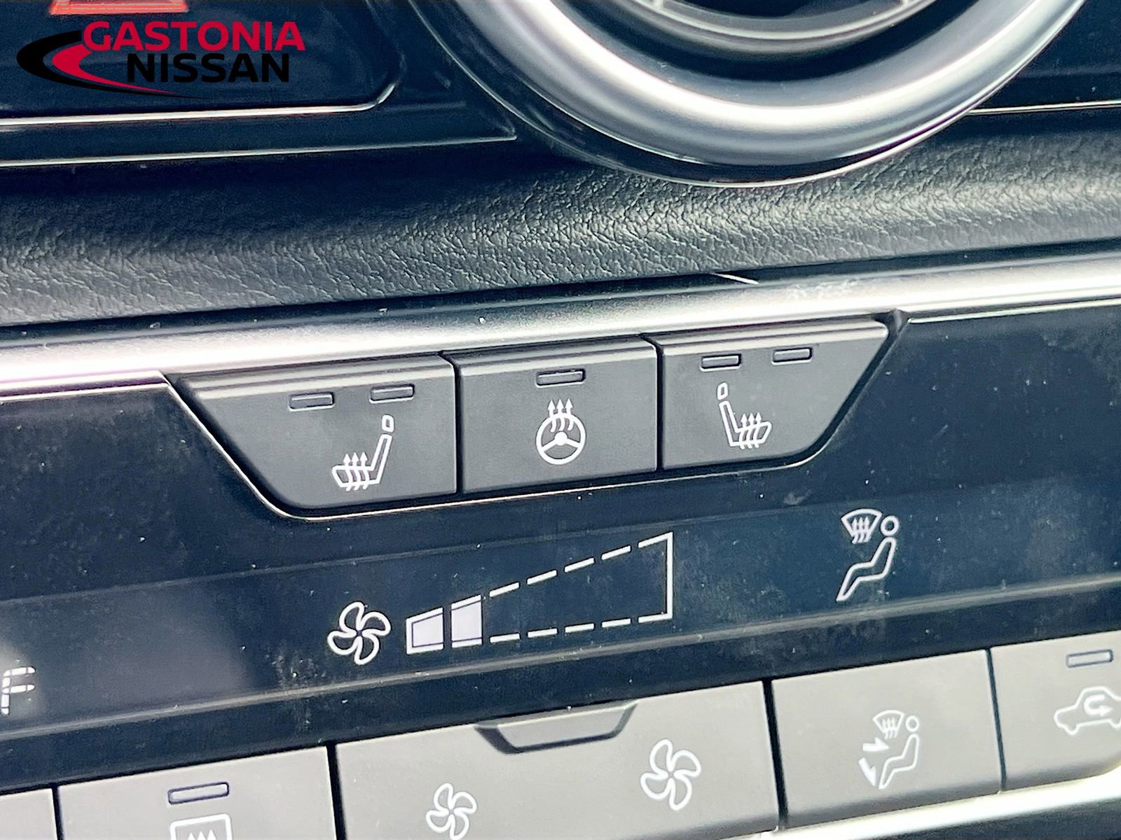 Used 2025 Nissan Sentra SR w/ SR Premium Package image 26