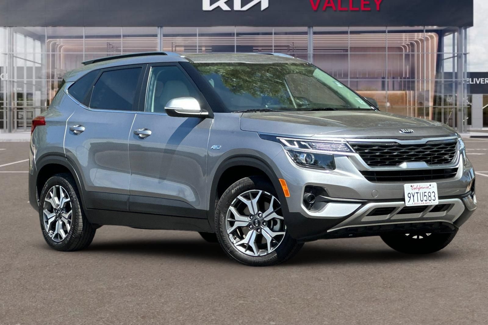 Certified 2021 Kia Seltos EX AWD/4WD image 2