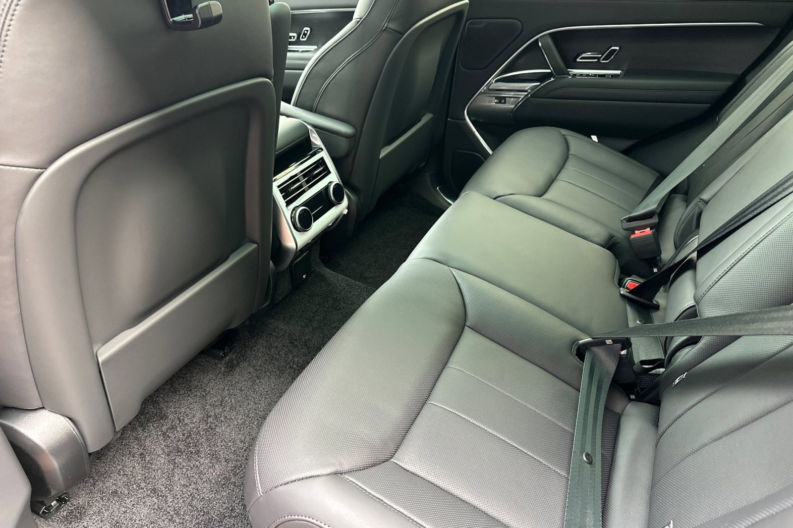 New 2026 Land Rover Range Rover SE image 16