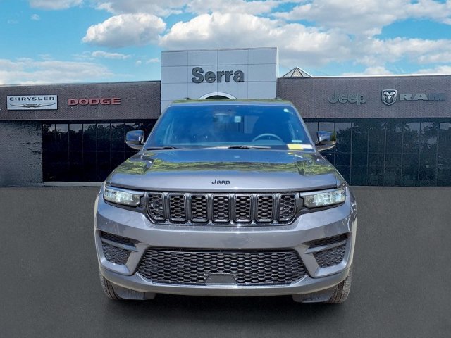 Used 2024 Jeep Grand Cherokee Altitude AWD/4WD image 2