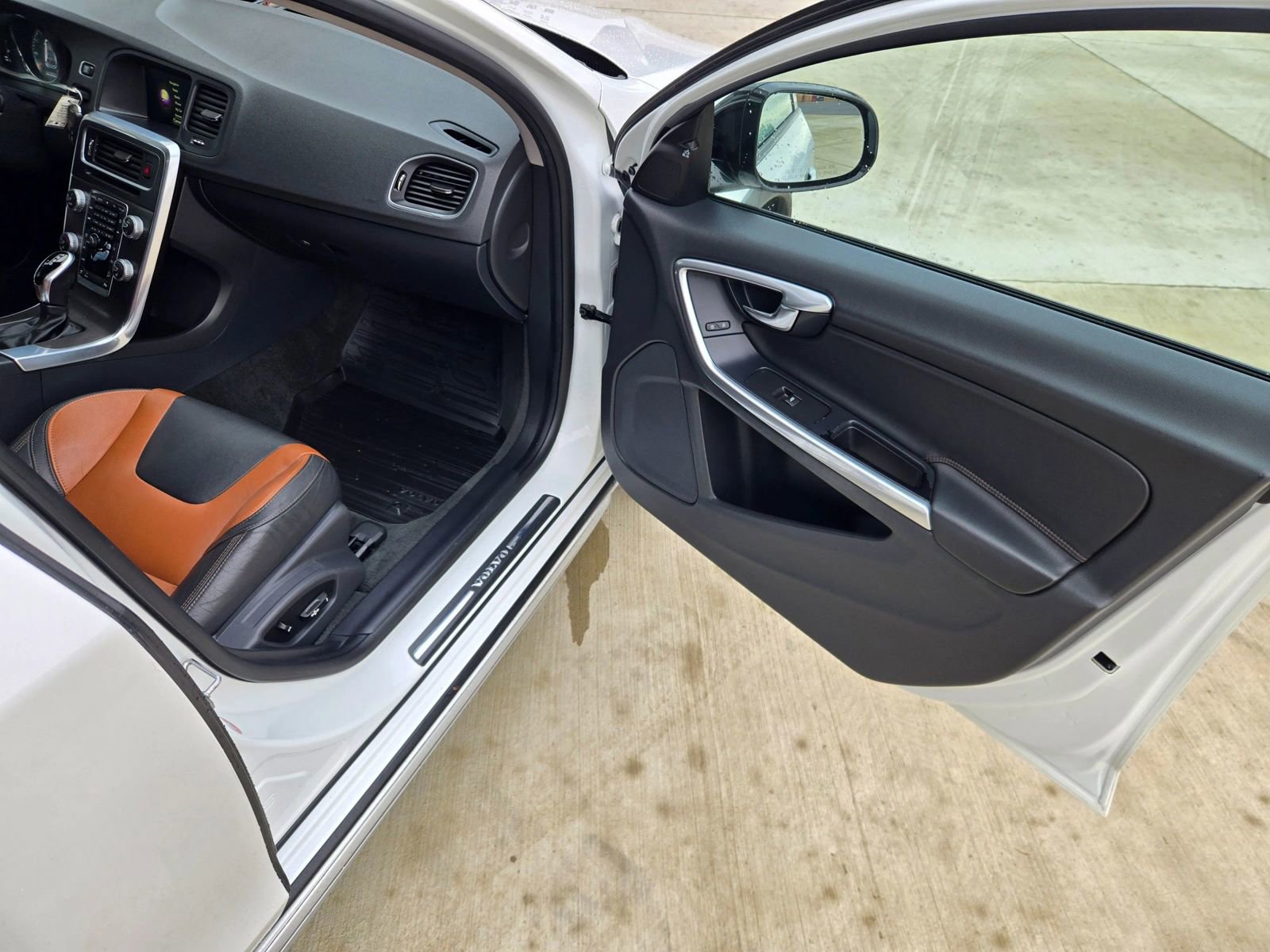 Used 2016 Volvo V60 T5 Cross Country w/ Convenience Package image 19