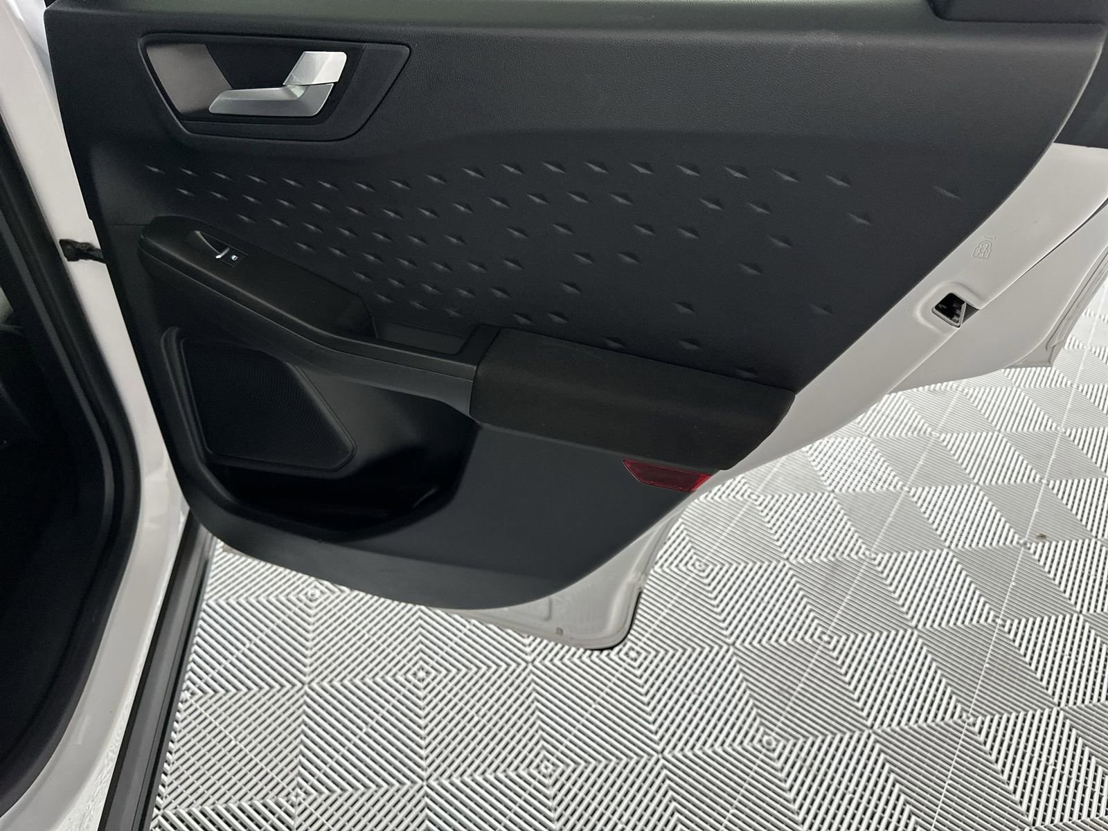 Used 2020 Ford Escape SE image 31