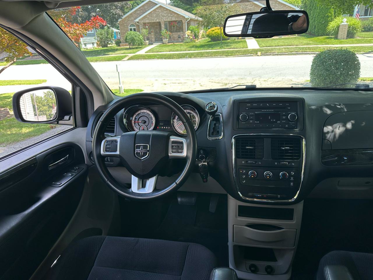 Used 2015 Dodge Grand Caravan American Value Package w/ UConnect Hands-Free Group FWD image 9