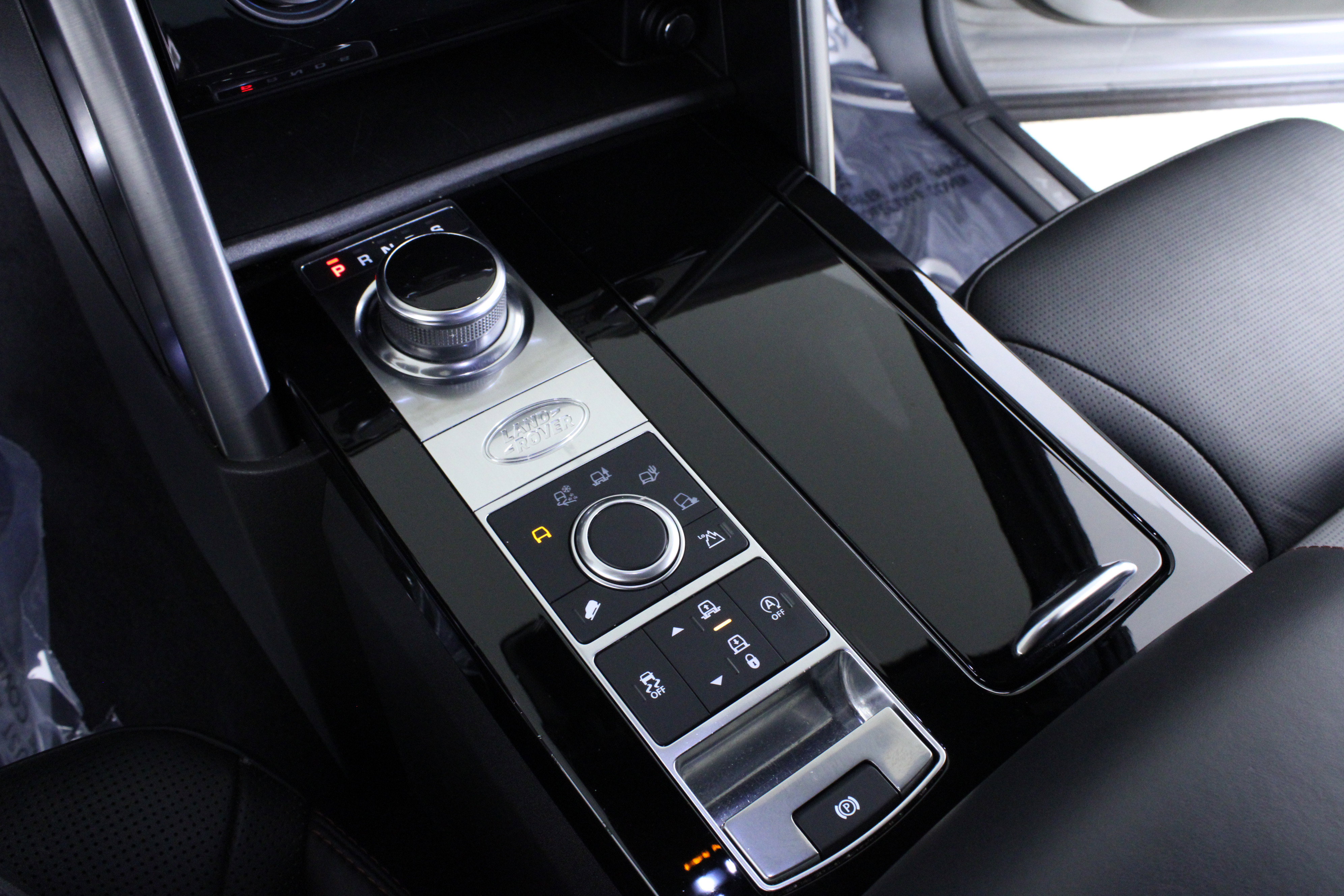 Used 2020 Land Rover Discovery HSE image 32
