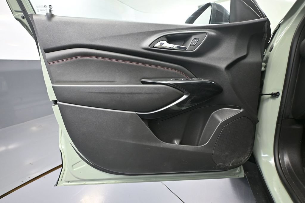 Used 2024 Chevrolet Trax RS w/ Sunroof Package FWD image 14