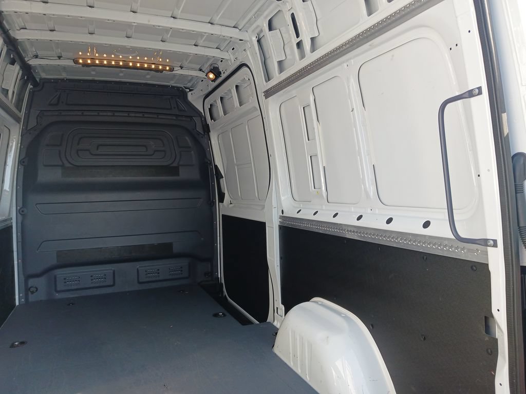 Used 2025 Mercedes-Benz Sprinter 2500 image 9