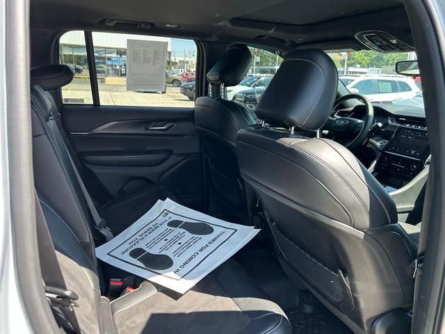 Used 2023 Jeep Grand Cherokee Altitude image 28