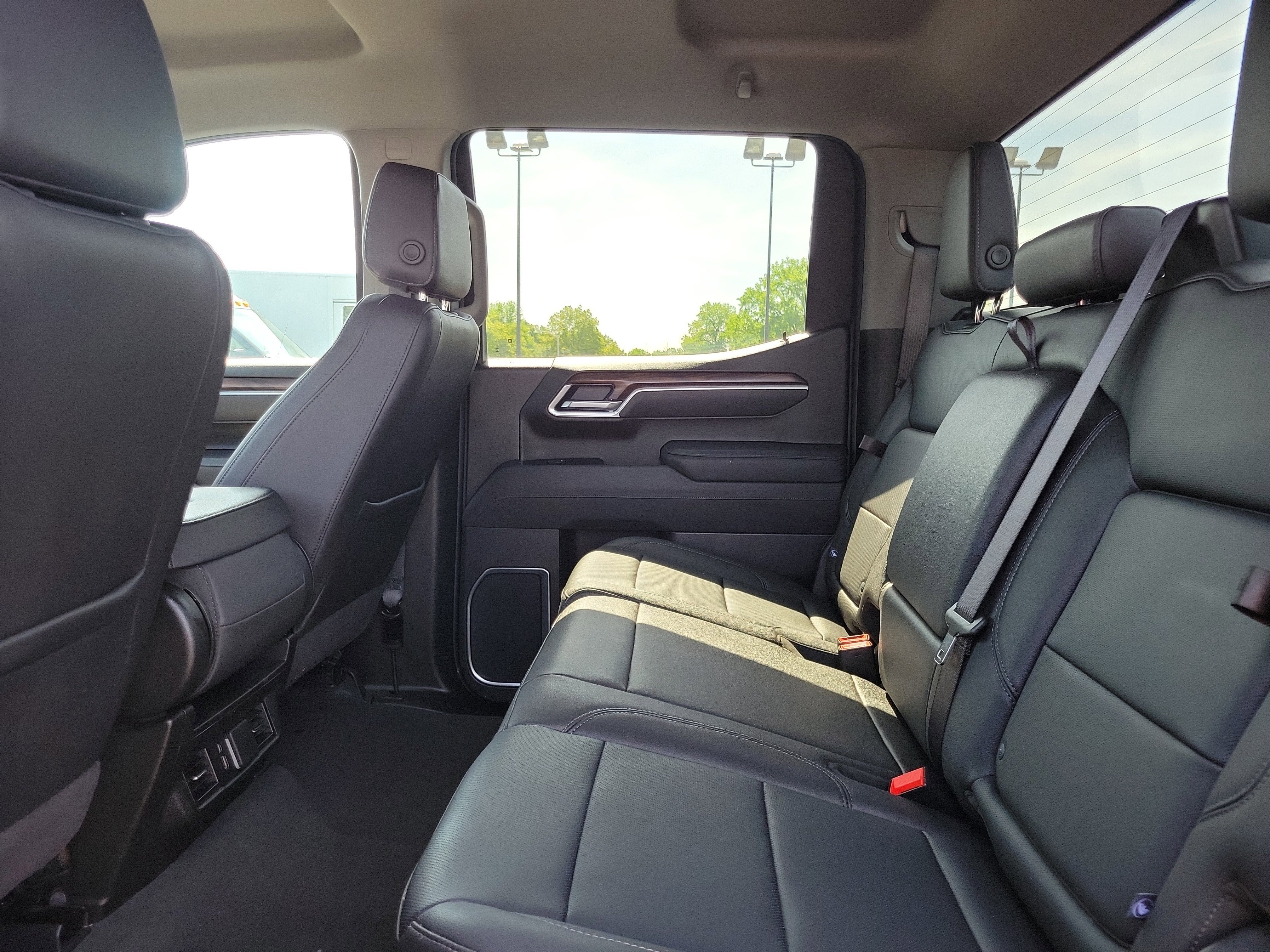 Used 2025 GMC Sierra 1500 SLT AWD/4WD image 11