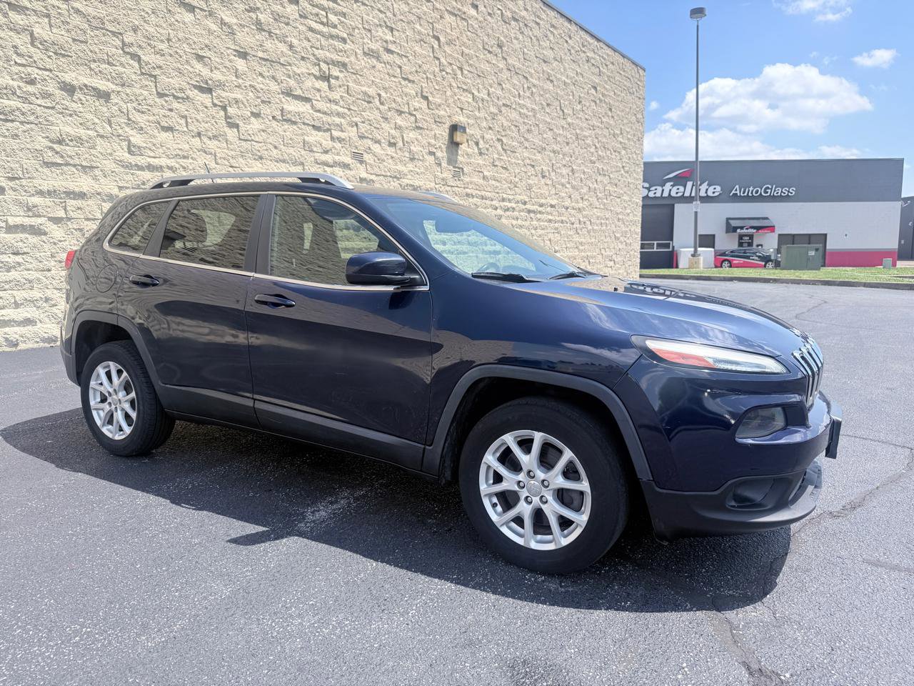 Used 2014 Jeep Cherokee Latitude w/ Trailer Tow Group AWD/4WD image 8