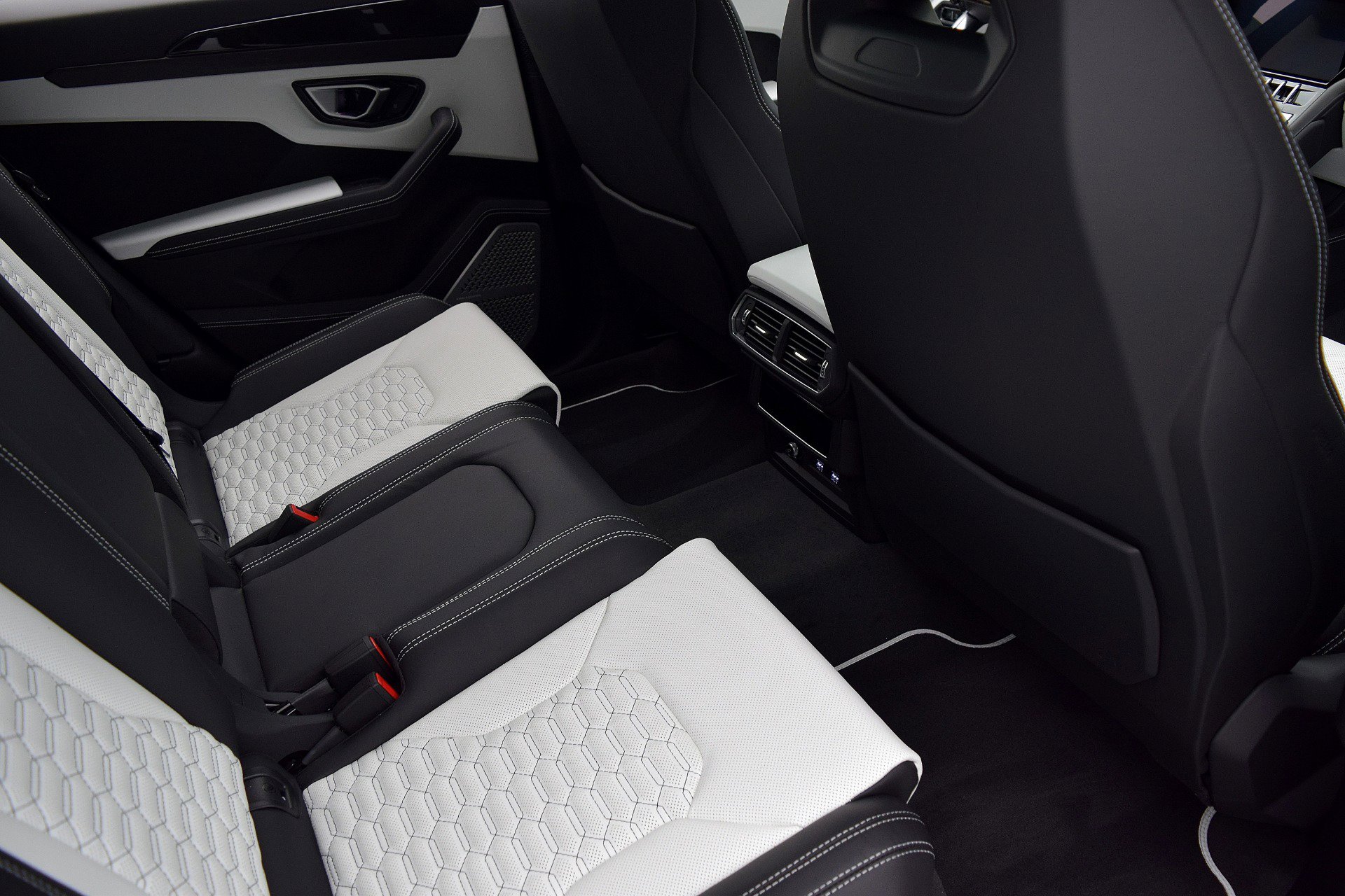 Used 2021 Lamborghini Urus image 34