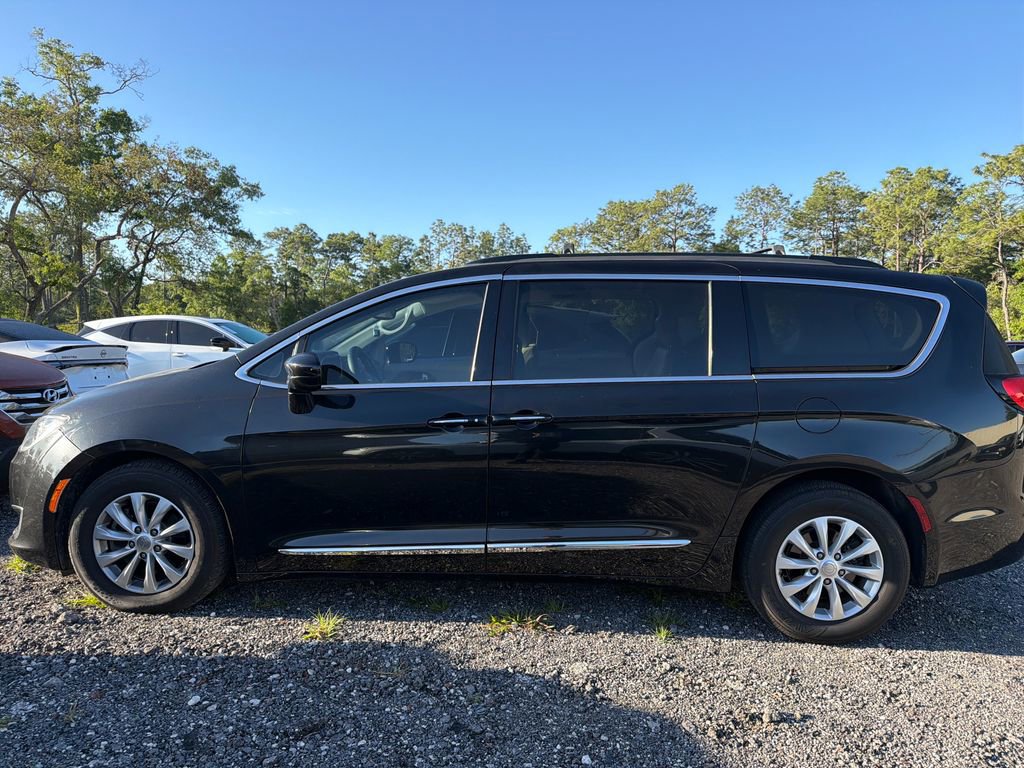 Used 2017 Chrysler Pacifica Touring-L w/ 13 Speaker Alpine Sound Group image 8