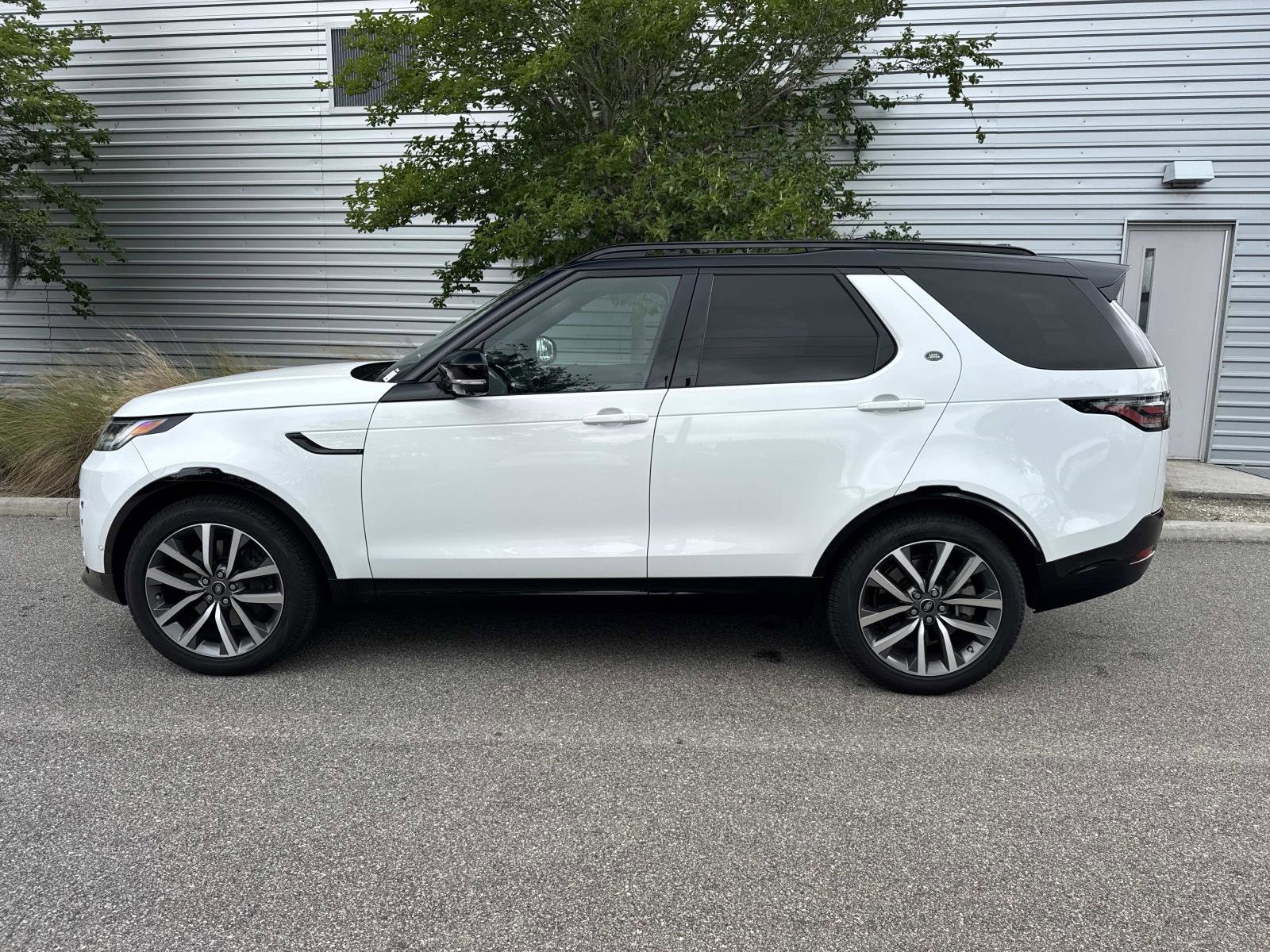 Certified 2025 Land Rover Discovery Dynamic SE AWD/4WD image 2
