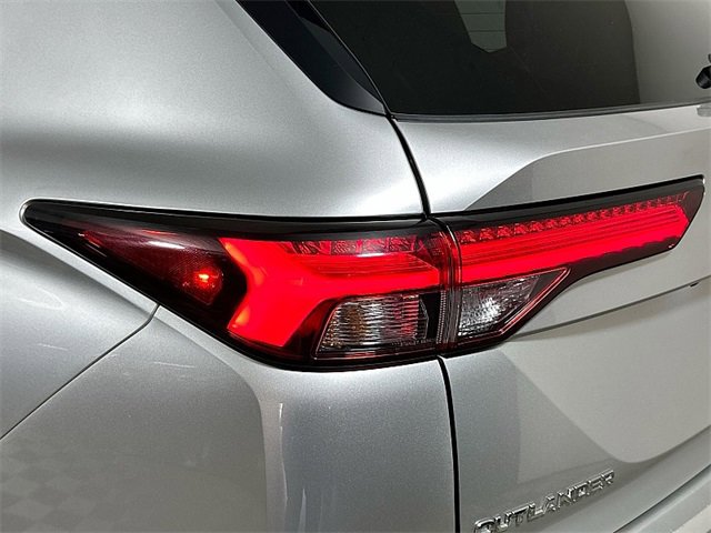 Used 2023 Mitsubishi Outlander SE image 32