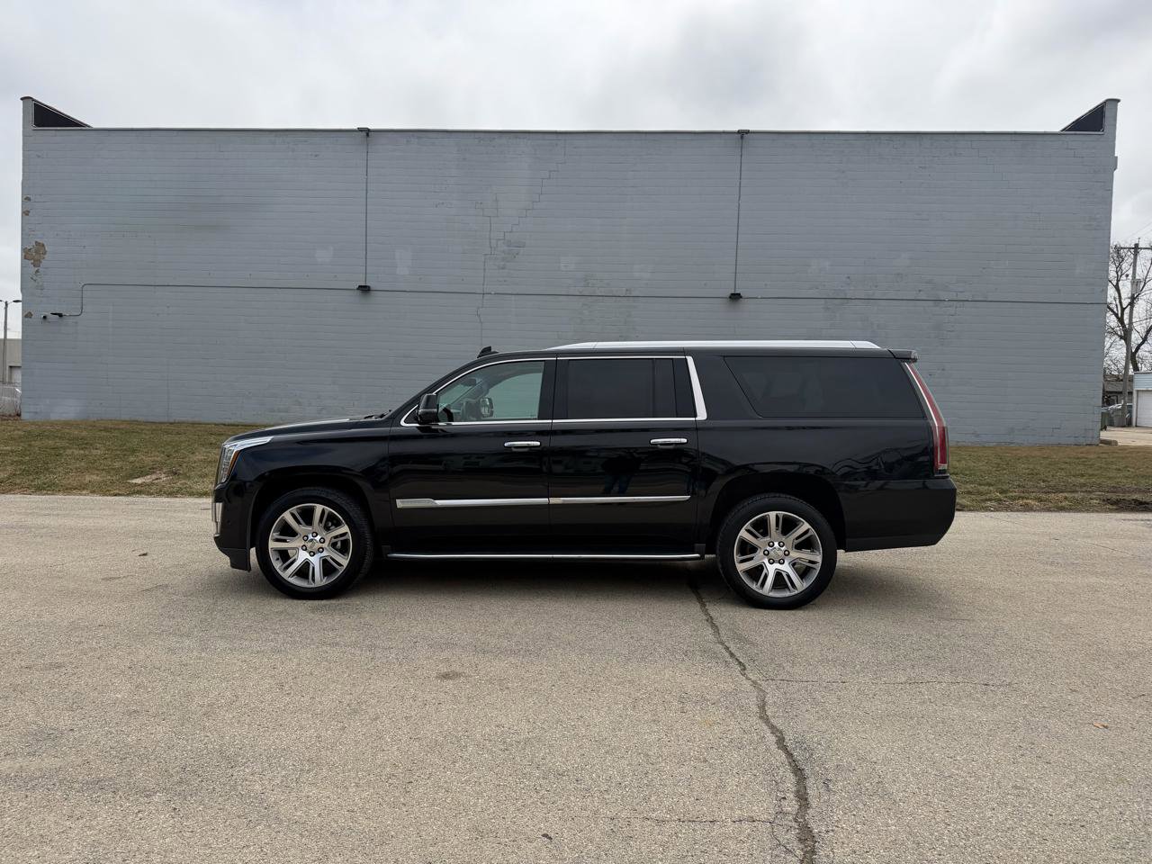 Used 2018 Cadillac Escalade ESV Luxury AWD/4WD image 4