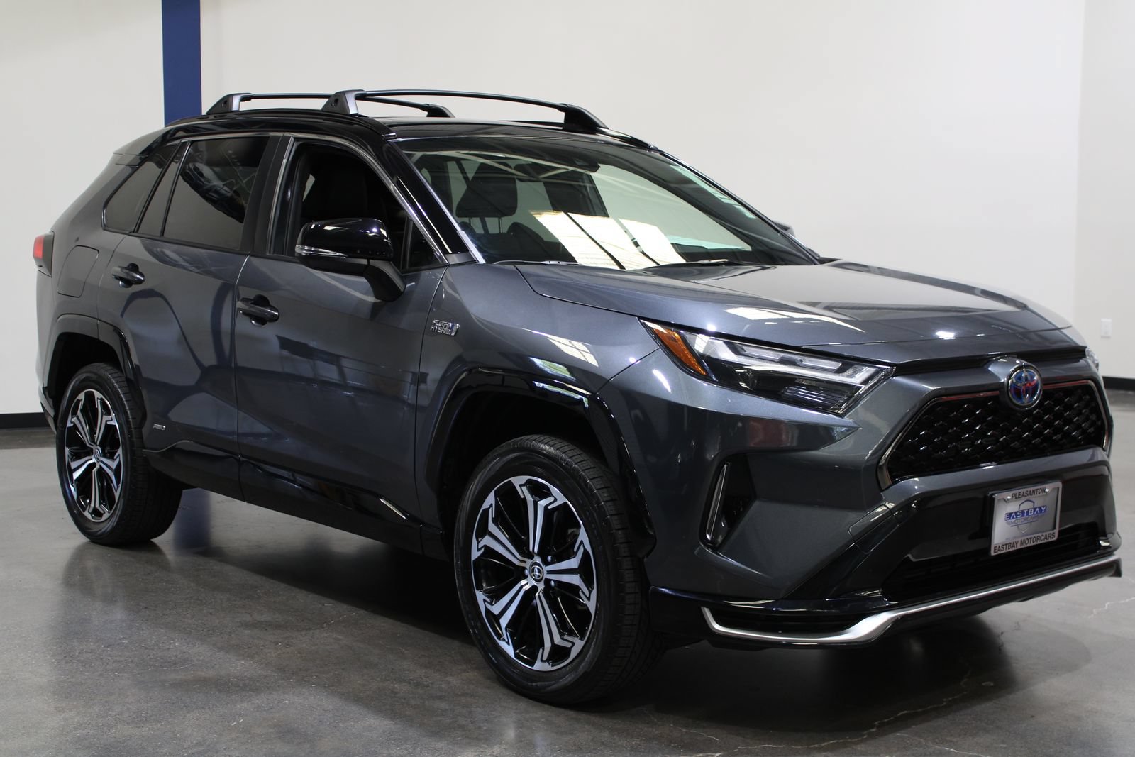 Used 2022 Toyota RAV4 XSE AWD/4WD image 2