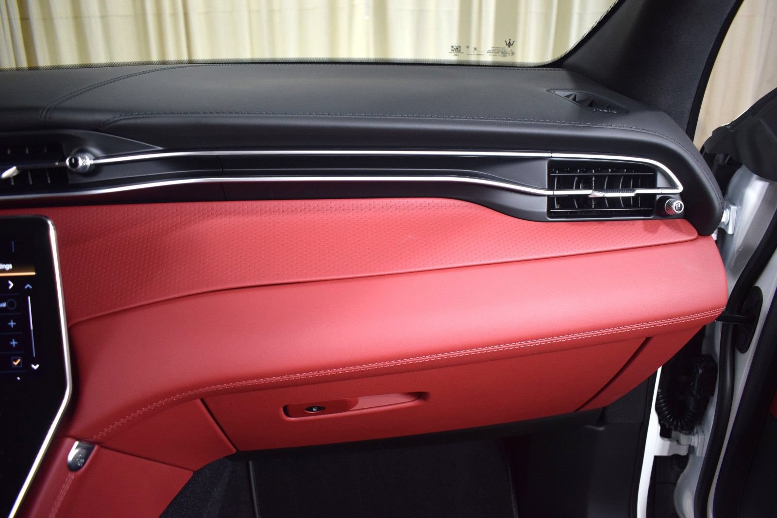 Certified 2025 Maserati Grecale Modena AWD/4WD image 24