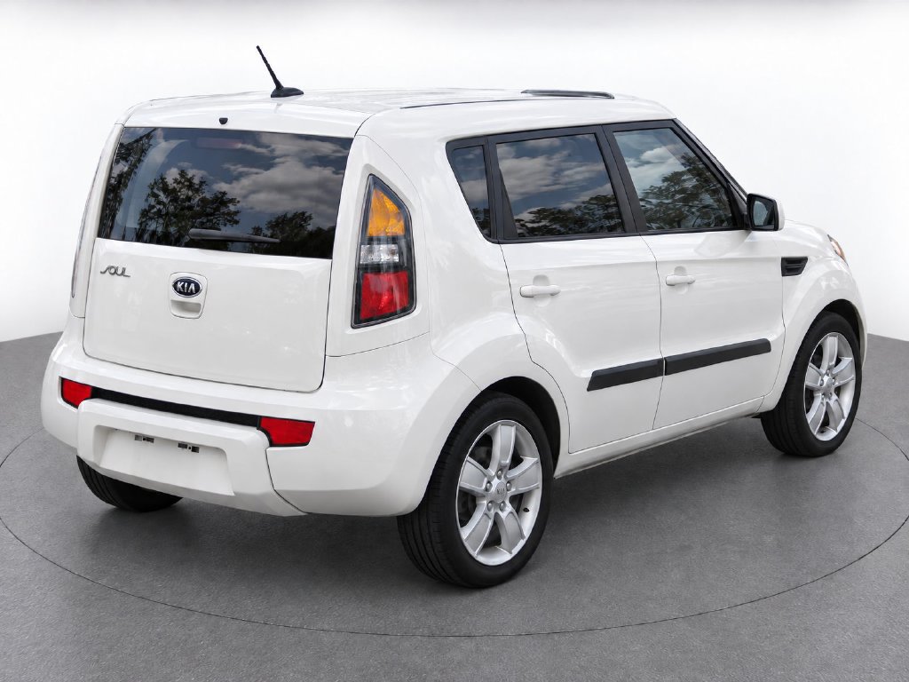 Used 2011 Kia Soul ! FWD image 4