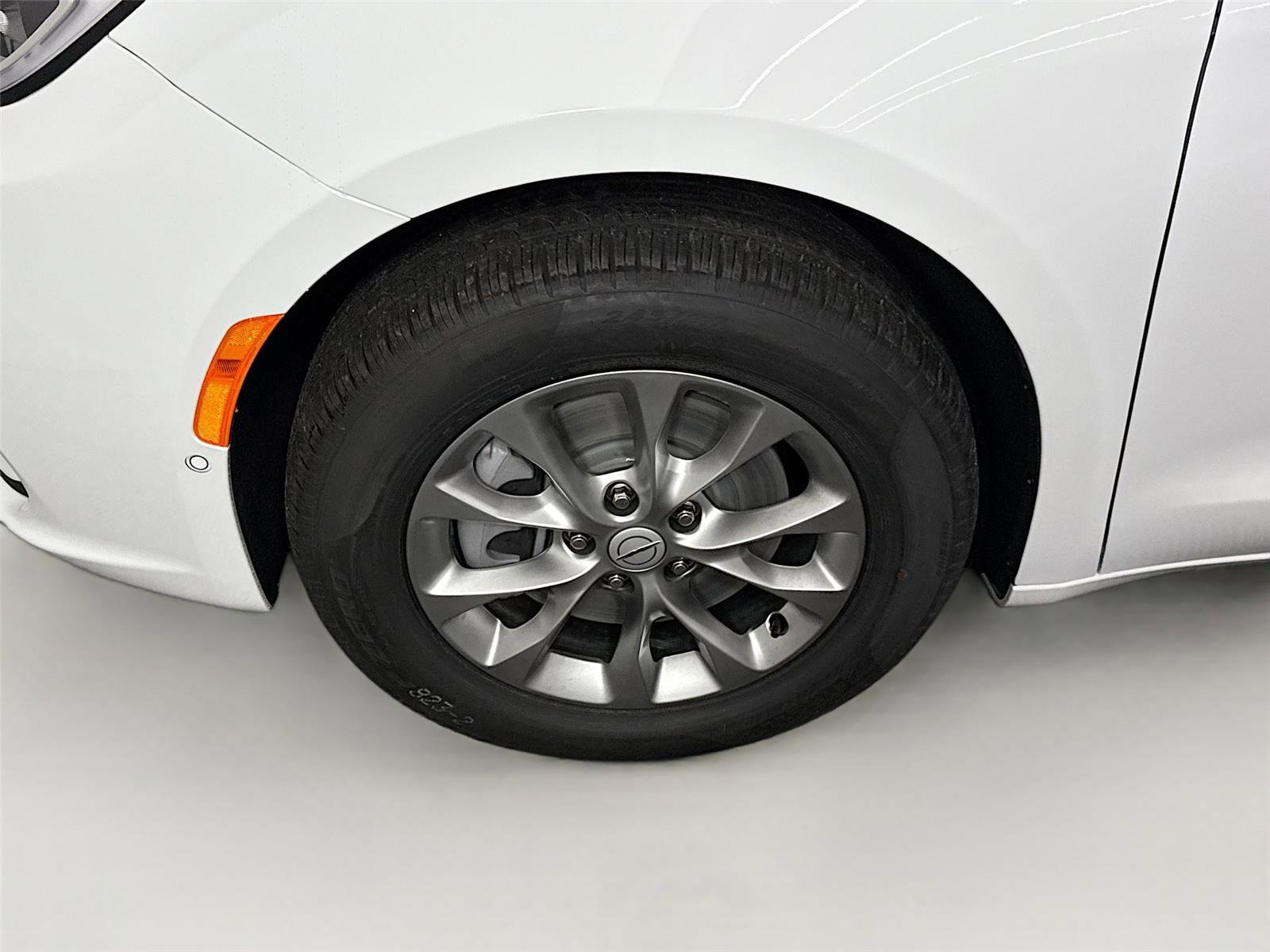 New 2026 Chrysler Pacifica Limited w/ Trailer Tow Group image 27