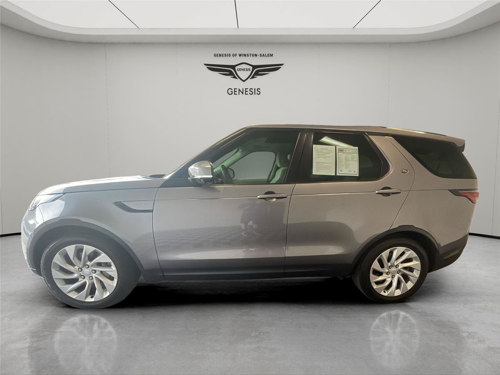 Used 2022 Land Rover Discovery S AWD/4WD image 2