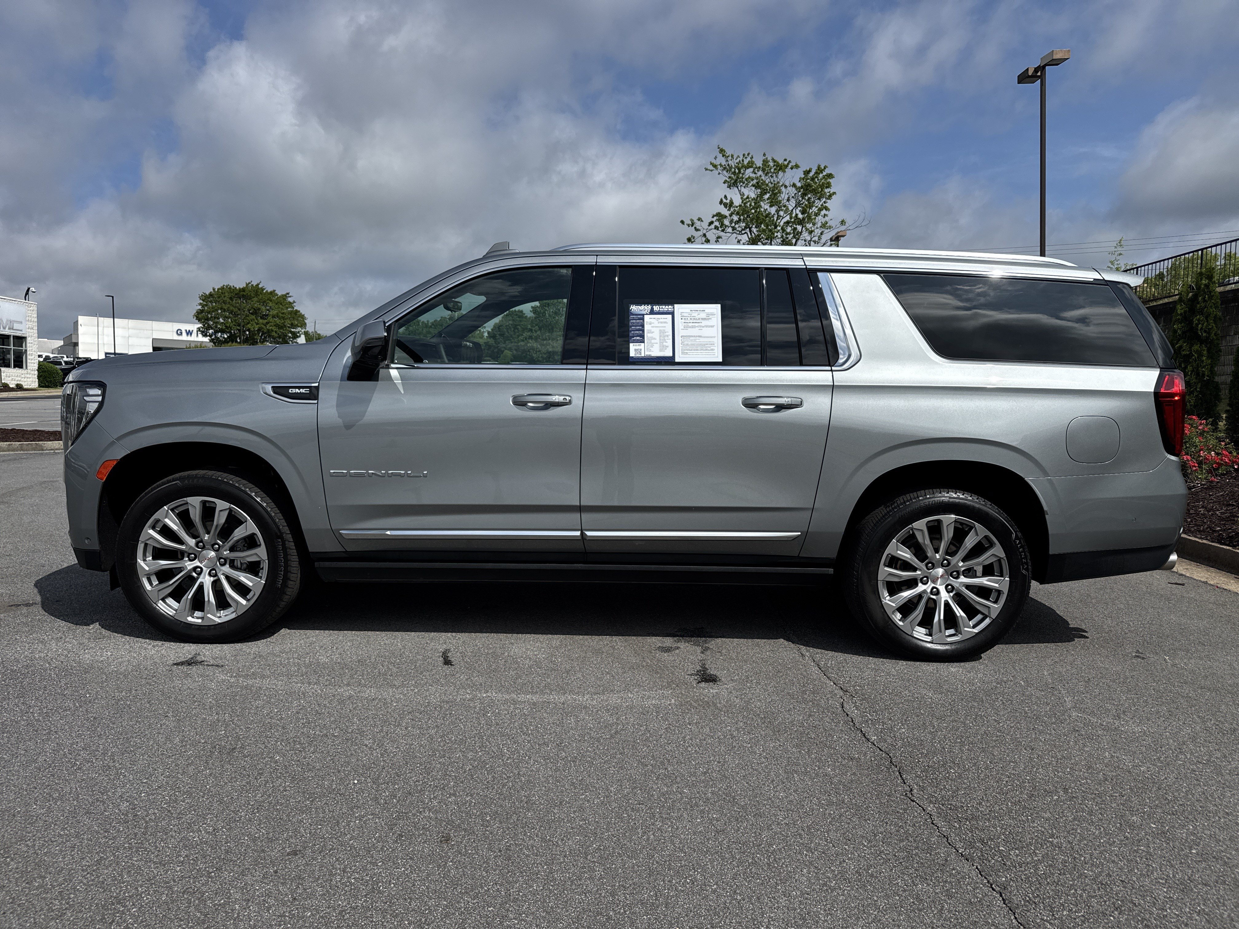 Used 2024 GMC Yukon XL Denali w/ Denali Reserve Package AWD/4WD image 7