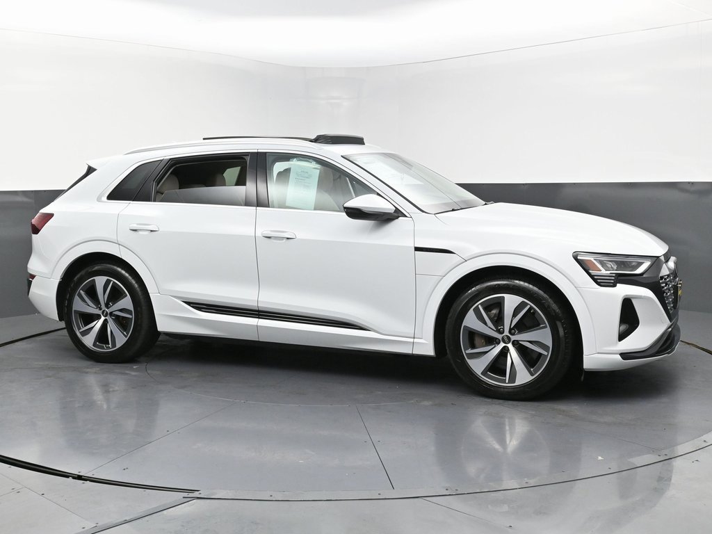 Used 2024 Audi Q8 e-tron Premium image 6