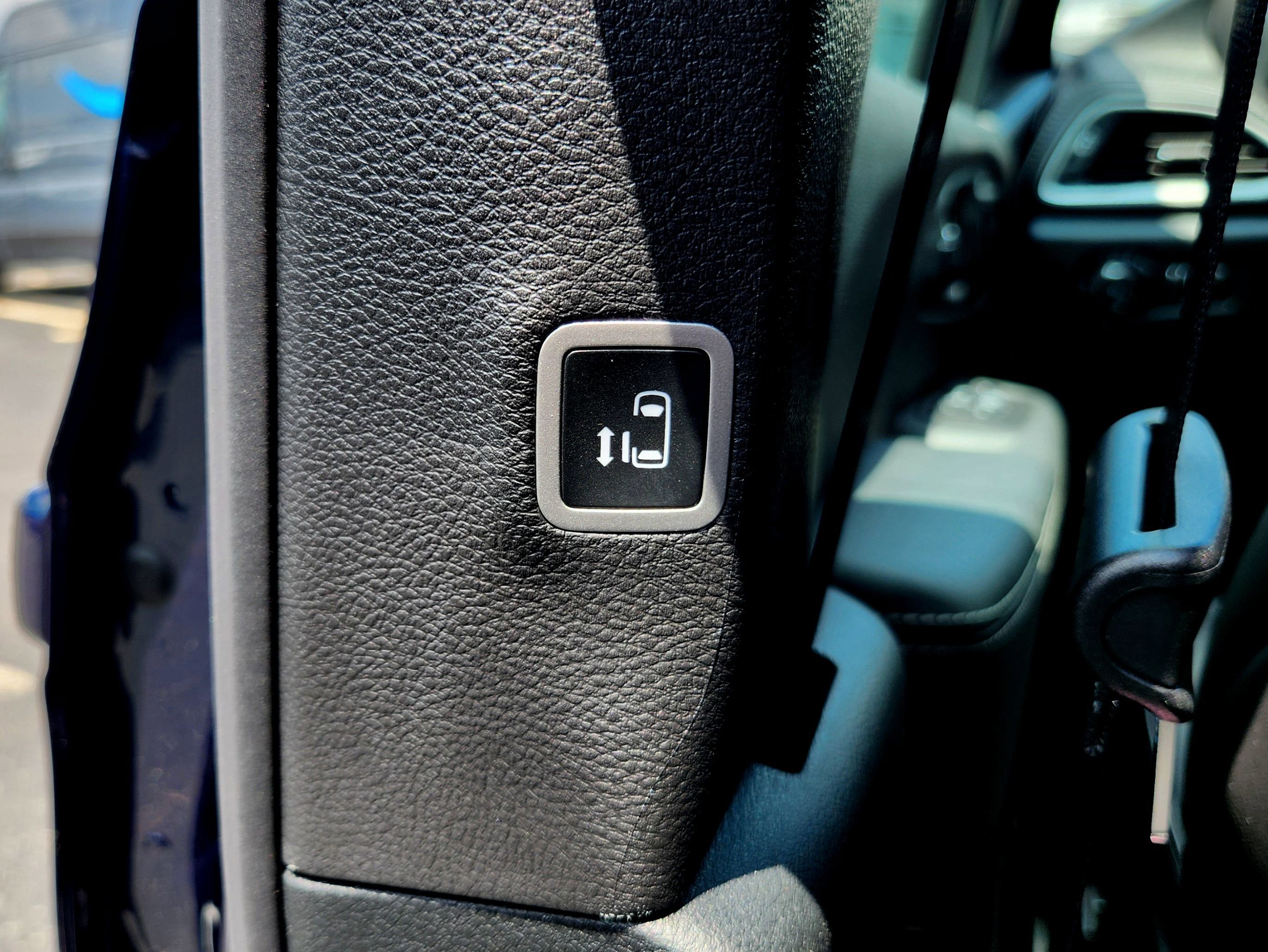 New 2025 Chrysler Pacifica Select w/ Uconnect Theater Family Group image 36