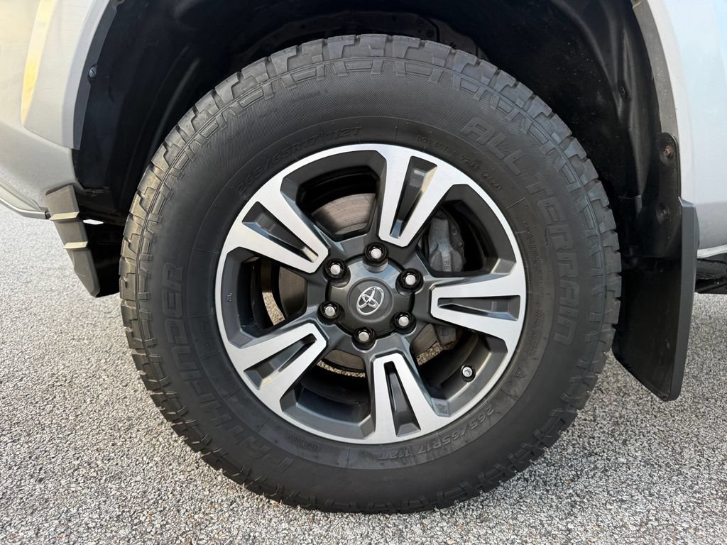 Used 2019 Toyota Tacoma TRD Sport w/ TRD Premium Sport Package AWD/4WD image 23