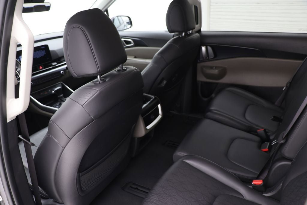 Used 2025 Kia Carnival FWD image 11