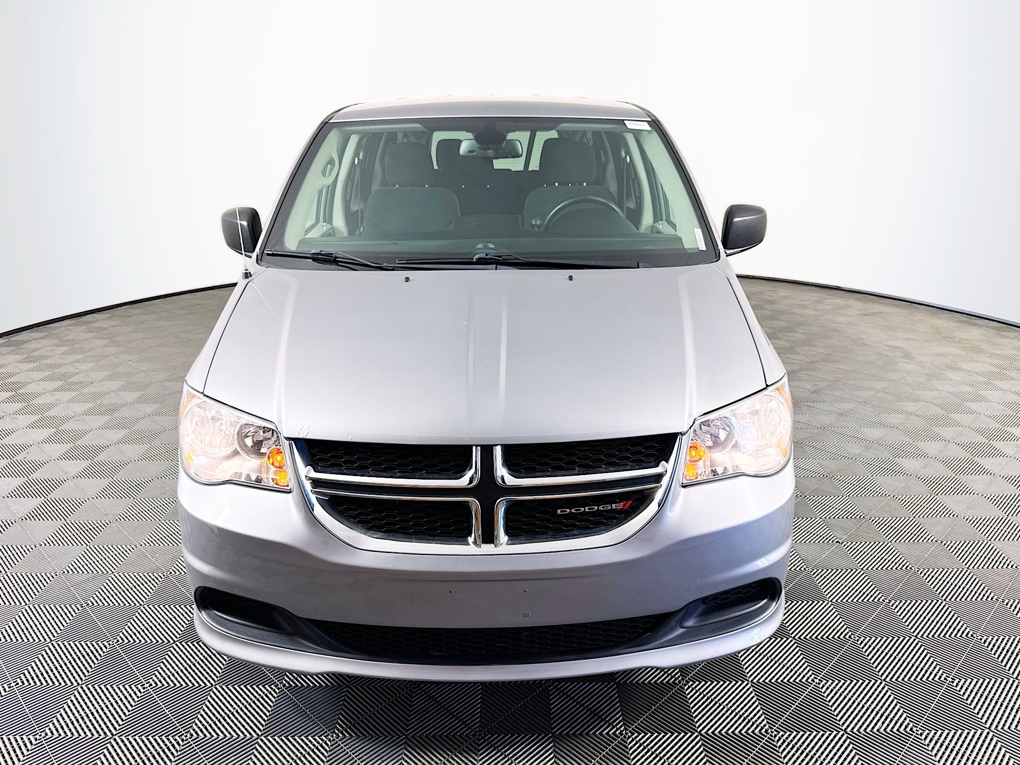 Used 2018 Dodge Grand Caravan SE w/ UConnect Hands-Free Group FWD image 2