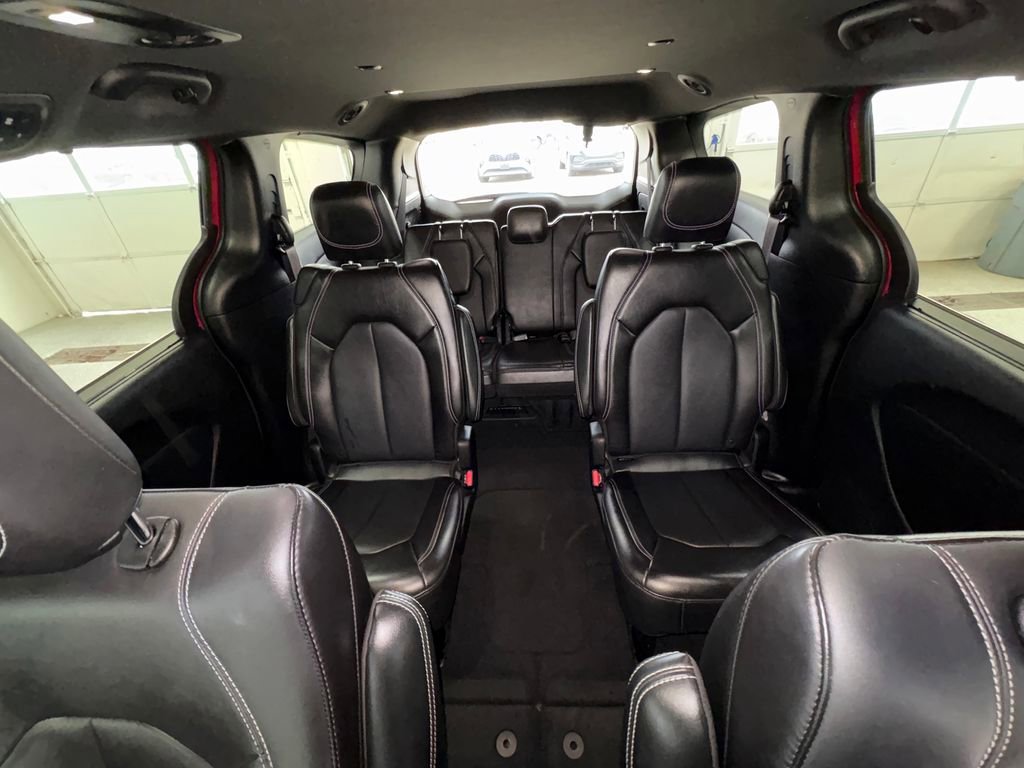 Used 2025 Chrysler Pacifica Select image 35