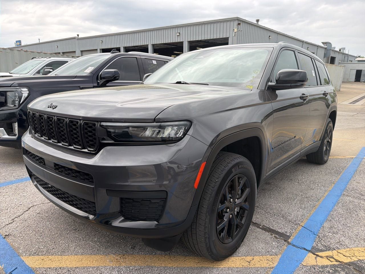 Used 2024 Jeep Grand Cherokee L Laredo AWD/4WD image 1