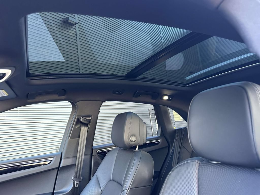 Certified 2025 Porsche Macan AWD/4WD image 6