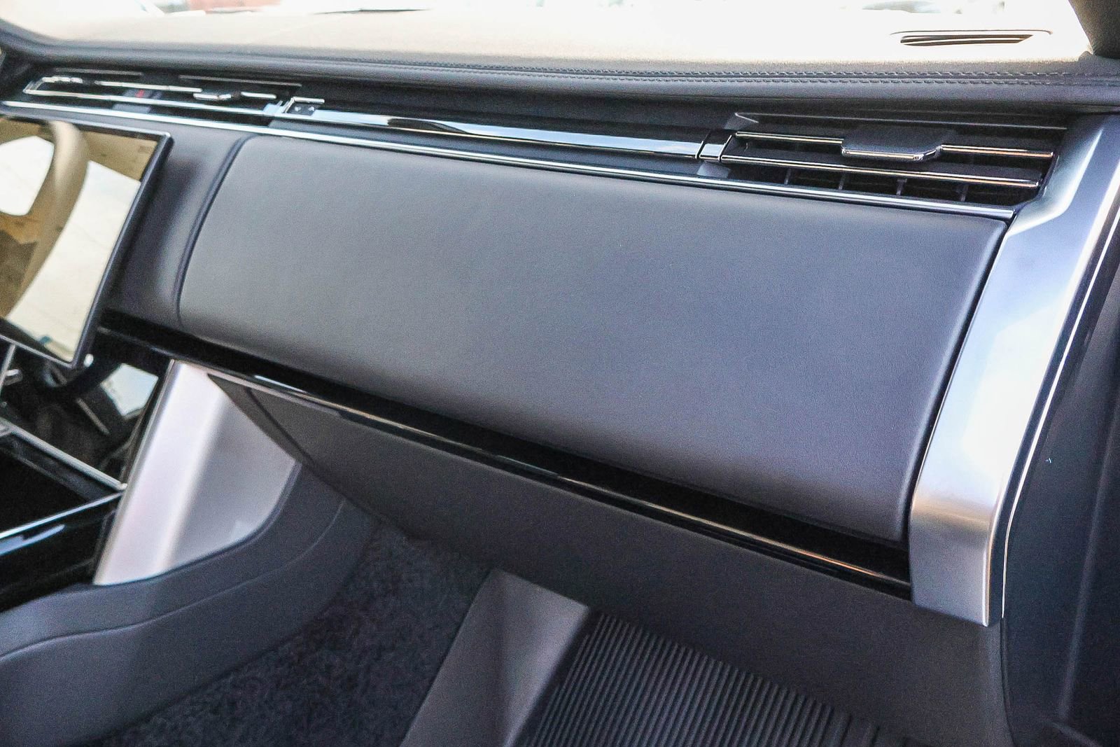 New 2026 Land Rover Range Rover SE image 18