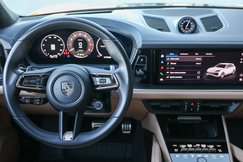Certified 2025 Porsche Cayenne Turbo AWD/4WD image 37