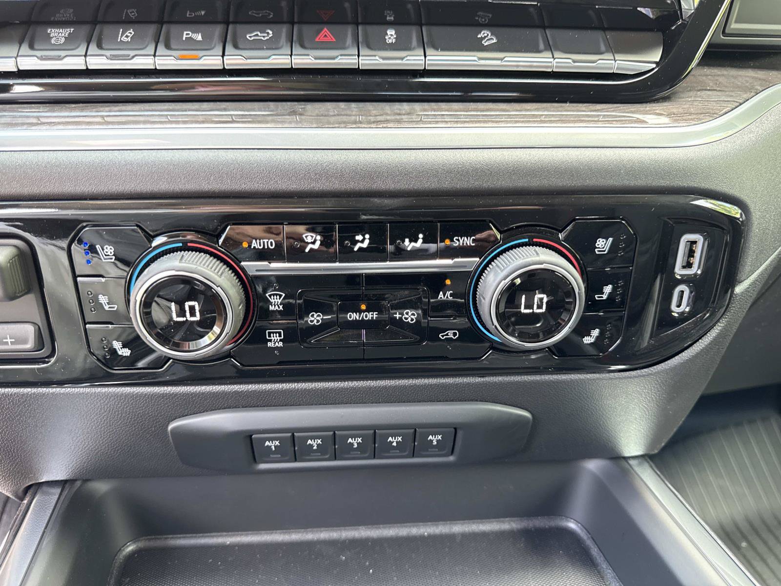 New 2026 Chevrolet Silverado 2500 LTZ w/ LTZ Plus Package AWD/4WD image 30