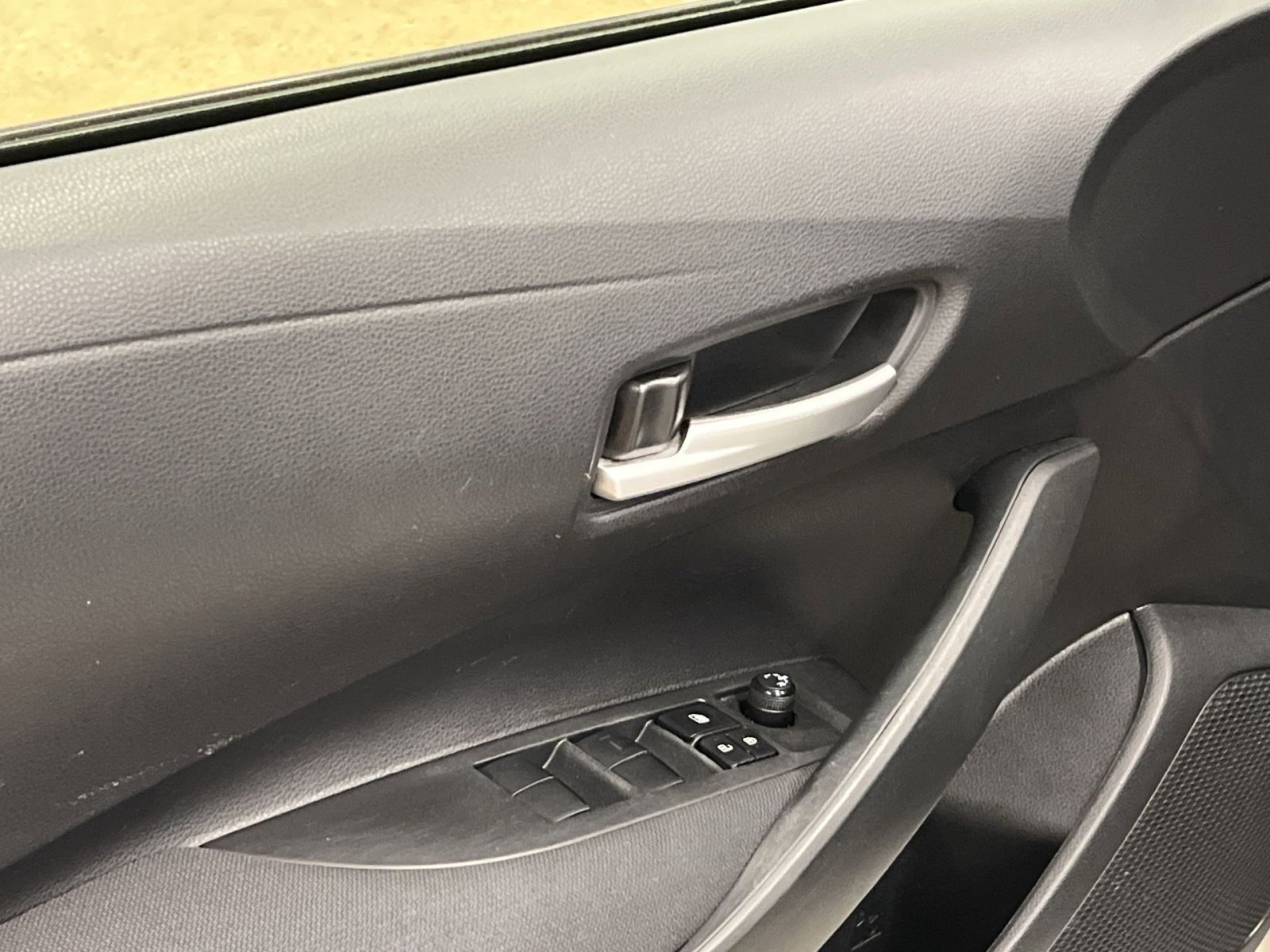 Used 2021 Toyota Corolla LE image 11