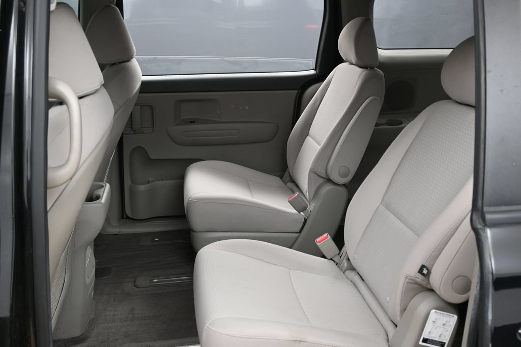 Used 2018 Kia Sedona L FWD image 28