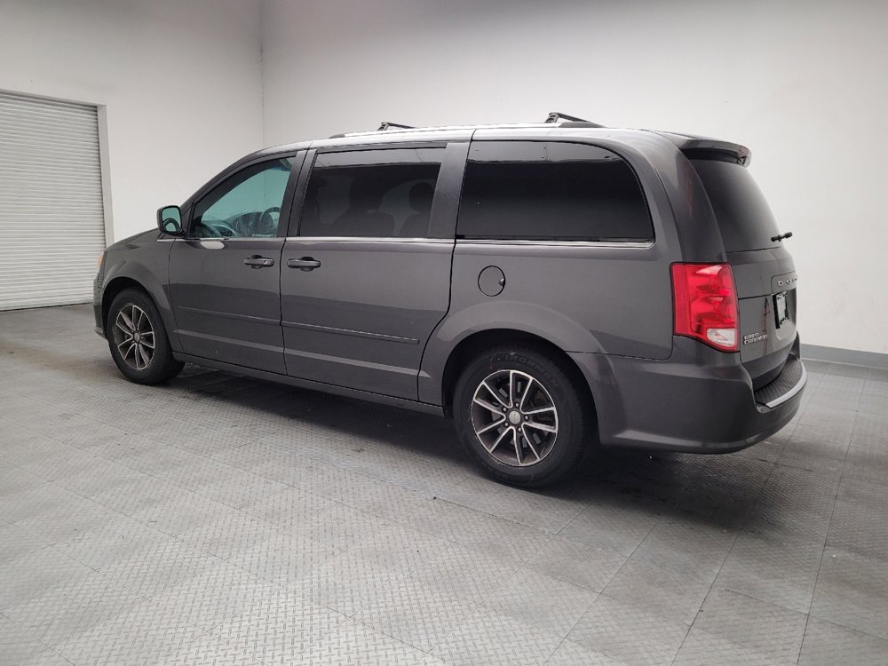 Used 2017 Dodge Grand Caravan SXT FWD image 3