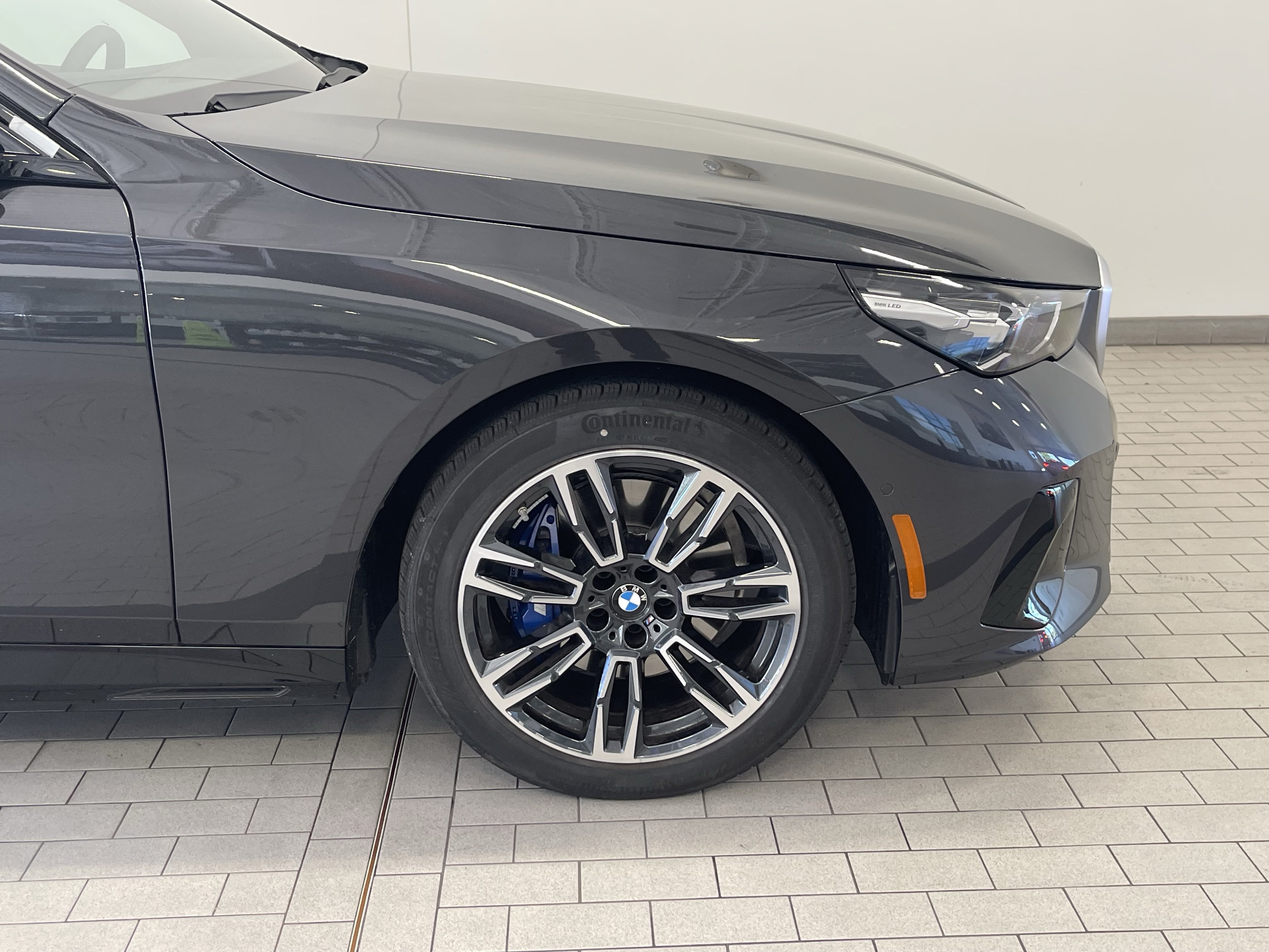 Used 2026 BMW 530i xDrive w/ M Sport Package AWD/4WD image 4